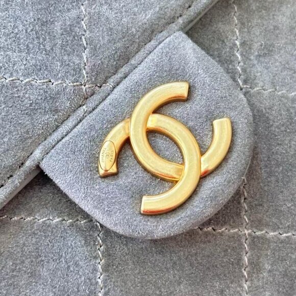 Classic CHANEL Bag: A Stylish and Versatile Choice for Elegance - Picture 5 of 8